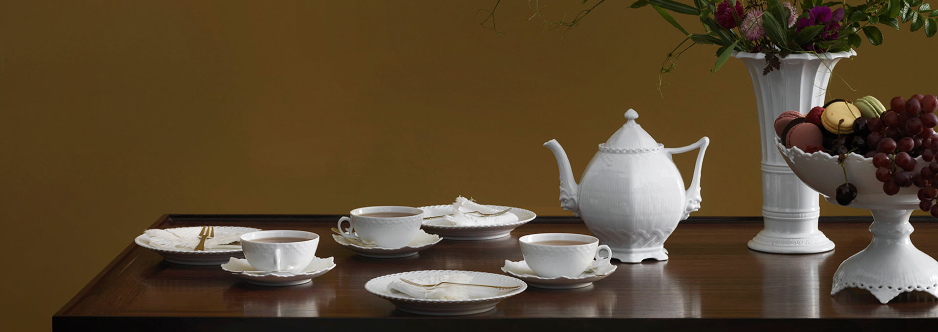 Kaffebord med tekande, kopper og tallerkener i Hvid Helblonde fra Royal Copenhagen